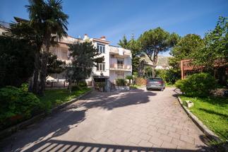 RAFFINATA SOLUZIONE INDIPENDENTE COMPLETATA DA LOCALI COMMERCIALI!! in Vendita