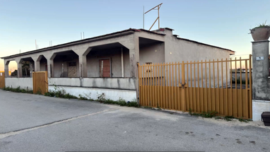 SOLUZIONE INDIPENDENTE IN PIENO CENTRO URBANO! in Vendita