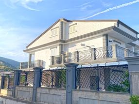 Elegante Villetta su Tre Livelli con Cortile Privato – Finiture di Pregio in Vendita