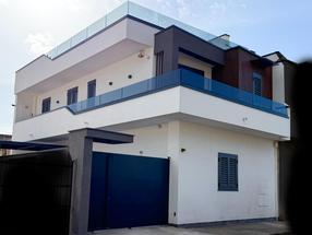 BELLISSIMA VILLA CON CORTILE E TERRAZZO PANORAMICO!! in Vendita