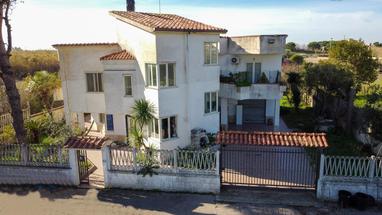 BELLISSIMA VILLA CON GIARDINO, TERRAZZO E GARAGE!! in Vendita