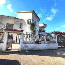 BELLISSIMA VILLA CON GIARDINO, TERRAZZO E GARAGE!! in Vendita