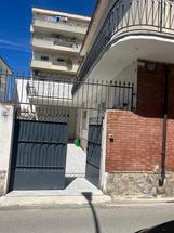 SOLUZIONE INDIPENDENTE CON CORTILE E TERRAZZO!! in Vendita