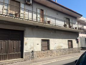 Spaziosa Casa Indipendente con Cortile Privato in Via Giardini in Vendita