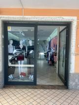 Elegante Locale Commerciale in Posizione Strategica: La Sede Ideale per il Tuo Business in Vendita
