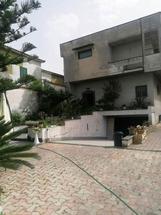 Prestigioso Edificio Commerciale e Residenziale con Vista Mare sulla S.S. Domiziana in Vendita